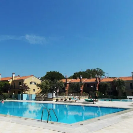 Charming Getaway With Pool بيبيوني