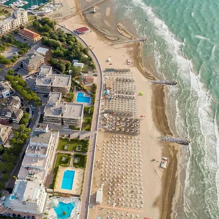 Charming Getaway With Pool And Playground بيبيوني
